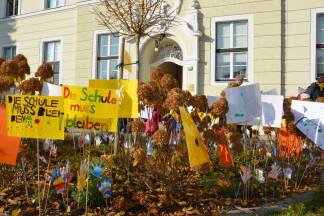 Rund 500 Kinder demonstrierten gegen die angekündigte Schließung der Schule. 