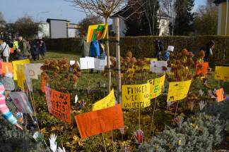 Rund 500 Kinder demonstrierten gegen die angekündigte Schließung der Schule. 