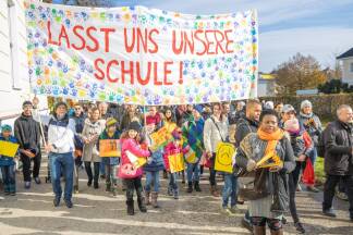 Rund 500 Kinder demonstrierten gegen die angekündigte Schließung der Schule. 