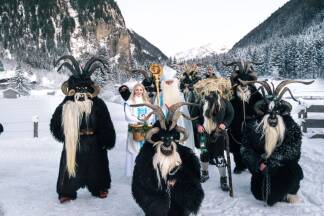 Der Nikolaus, sein Körbelträger, drei bis sieben Krampusse und – ortsabhängig – noch ein Engerl dazu formen eine Gasteiner Krampus Pass. 