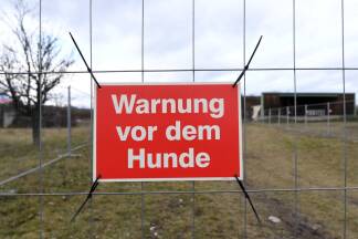 Ein Schild mit der Aufschrift 'Warnung vor dem Hunde' auf dem Gelände der Flugfeld-Kaserne.  
