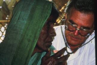 Werner Waldmann mit einer Patientin in Kalkutta.  