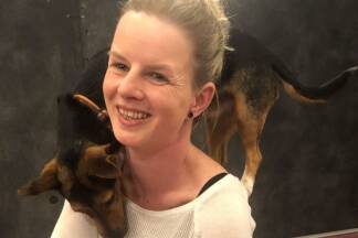 Jack Russell Terrier Kenny mit Besitzerin Carina Kritzinger. Auch er kam ins Finale. 