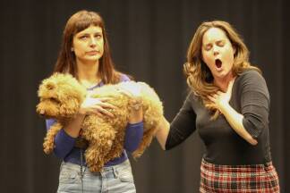 Kleinpudel Bobby – mit den Sängerinnen Zsófia Mózer und Anne-Fleur Werner (im Stück Dorotea und Corilla, die Primadonna).  
