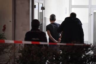 Dieses Foto zeigt die Verhaftung eines Mannes nahe des Tatorts in Hanau. Nähere Informationen dazu sind bislang nicht bekannt.  Dieses Foto zeigt die Verhaftung eines Mannes nahe des Tatorts in Hanau. Nähere Informationen dazu sind bislang nicht bekannt.