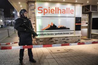 Ein Großaufgebot an Einsatzkräften war in der deutschen Stadt Hanau an mehreren Orten zur Stelle.   Ein Großaufgebot an Einsatzkräften war in der deutschen Stadt Hanau an mehreren Orten zur Stelle.