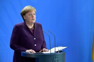 Angela Merkel spricht im Bundestag in Berlin über die Gewalttat in Hanau. „Der Hass ist ein Gift“, sagte sie.  Angela Merkel spricht im Bundestag in Berlin über die Gewalttat in Hanau. „Der Hass ist ein Gift“, sagte sie.