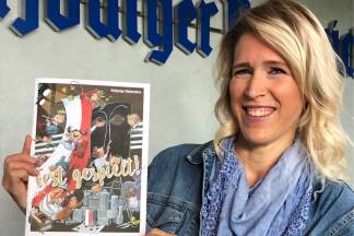 Eva Pittertschatscher mit ihrem Festspiel-Magazin für Kinder. 