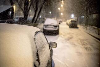 Wie man das Auto richtig von Eis und Schnee befreit