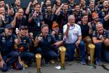 Die Führungsebene von Red Bull jubelt geschlossen. 