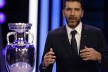 Der ehemalige italienische Fußballspieler Gianluigi Buffon neben dem EM-Pokal bei der gestrigen Auslosung in Hamburg.  