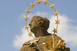Die Darstellung der Maria Immaculata – der unbefleckten Maria, war im Barock besonders beliebt. Unter anderem wird sie als „Himmelskönigin“ mit einer Krone aus zwölf Sternen dargestellt.  
