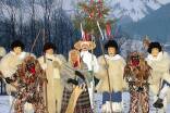 Ein Teil der Figuren des Gollinger Perchtenspiels: Frau Percht (Mitte), Sommer (weiß), Winter (neben der Frau Percht), zwei Vogelperchten und drei Fetzenperchten (Holzmasken und Felljacken). 