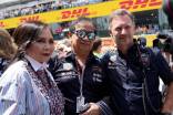 Die thailändischen Mehrheitseigentümer von Red Bull sind oft Gast bei der Formel 1: Im Bild Chalerm Yoovidhya und seine Frau Daranee mit Teamchef Horner, dem sie auch in der aktuellen Affäre zur Seite stehen sollen. 