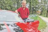 Mit dem roten Ford Mustang hat sich Hans Niederwinkler selbst belohnt – als er fünf Jahre trocken war. 