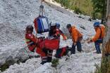 Dramatische Szenen am Dienstag im Großarltal: Rettungskräfte bergen eine von einer Lawine verschüttete Person. 