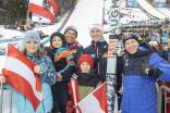 Andreas Goldberger und Alex Diess mit Springer Michael Hayböck und jungen Fans.  