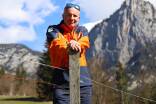 Der neue Landesleiter der Bergrettung, Thomas Hauer, am Fuße der Reither Steinberge, die direkt hinter seinem Wohnhaus in Unken aufragen. 
