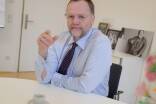 Sepp Schellhorn, Neos-Staatssekretär für Entbürokratisierung, ist hier nicht auf Dienstreise, sondern in seinem Büro. 