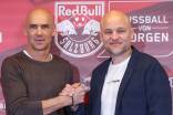 Red Bull Salzburg baut seinen Kader um: Sportboss Rouven Schröder (r.) und Trainer Thomas Letsch können sich über den ersten Neuzugang freuen.