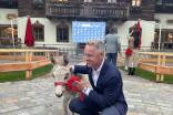 Ryder-Cup-Kapitän Luke Donald wurde im Gut Aiderbichl Pate für einen kleinen Esel. 