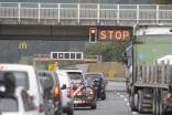 Unvermeidlich: Blockabfertigung auf der Tauernautobahn vor der Tunnelbaustelle bei Golling in Fahrtrichtung Süden. 