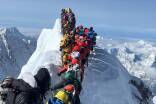 Bergsteiger schlängeln sich dicht an dicht dem Gipfel des Mount Everest entgegen.  