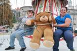 Johanna Racz (l.) und Tochter Manuela samt Teddy am Kettenkarussel. Schon Mittwochabend gibt es die Gelegenheit, eine gratis Runde zu drehen.  