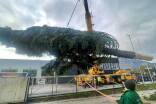 Der Christbaum für den Residenzplatz wurde bei Puch-Urstein von dem defekten Nachläufer auf einen Tieflader umgeladen. 