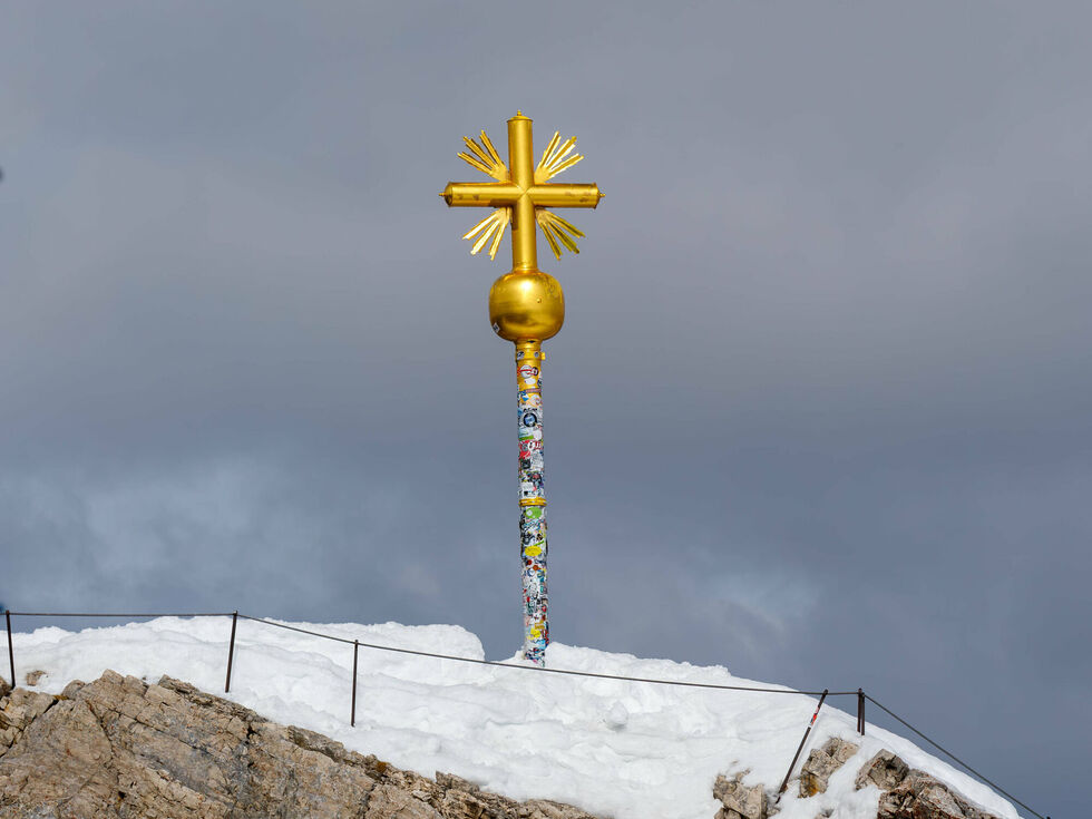 Zu viele Aufkleber – Gipfelkreuz der Zugspitze wird neu vergoldet