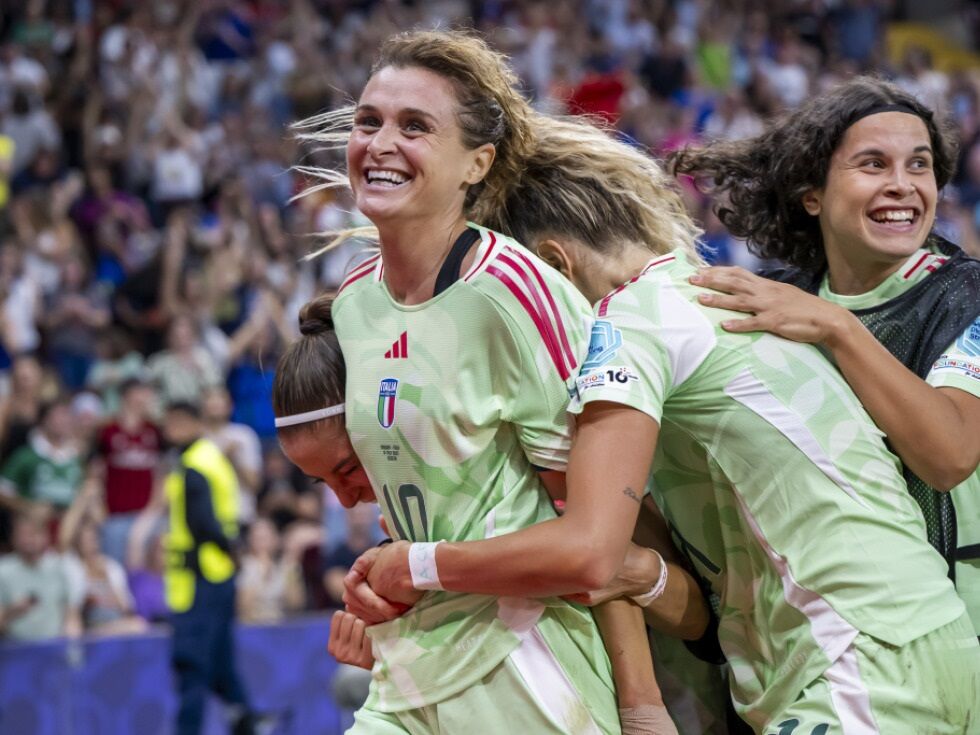 Italienerinnen wollen über hohe Hürde England ins Finale