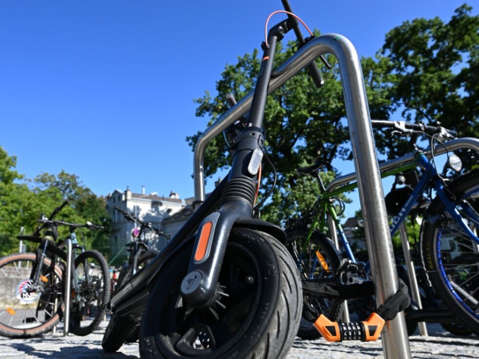 Na Dunaju ustavili mladoletnega voznika e-skiroja, ki je vozil s hitrostjo 65 km/h