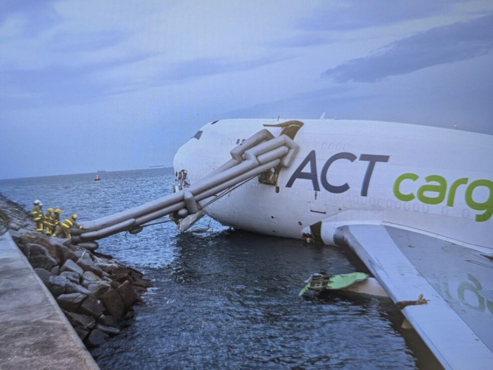 Jumbo-Jet rutscht in Hongkong über Landebahn ins Meer