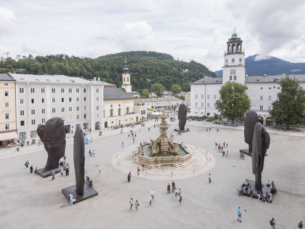 Salzburgski Residenzplatz krasijo monumentalni ženski obrazi
