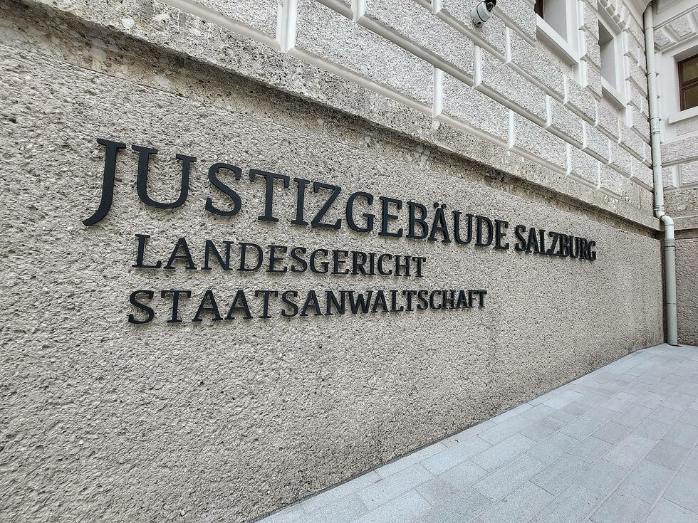 Oče v Salzburgu obsojen na tri leta zapora zaradi davljenja dojenčka