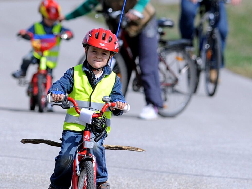 Test otroških varnostnih jopičev pokazal, da jih več kot polovica ne odseva ustrezno