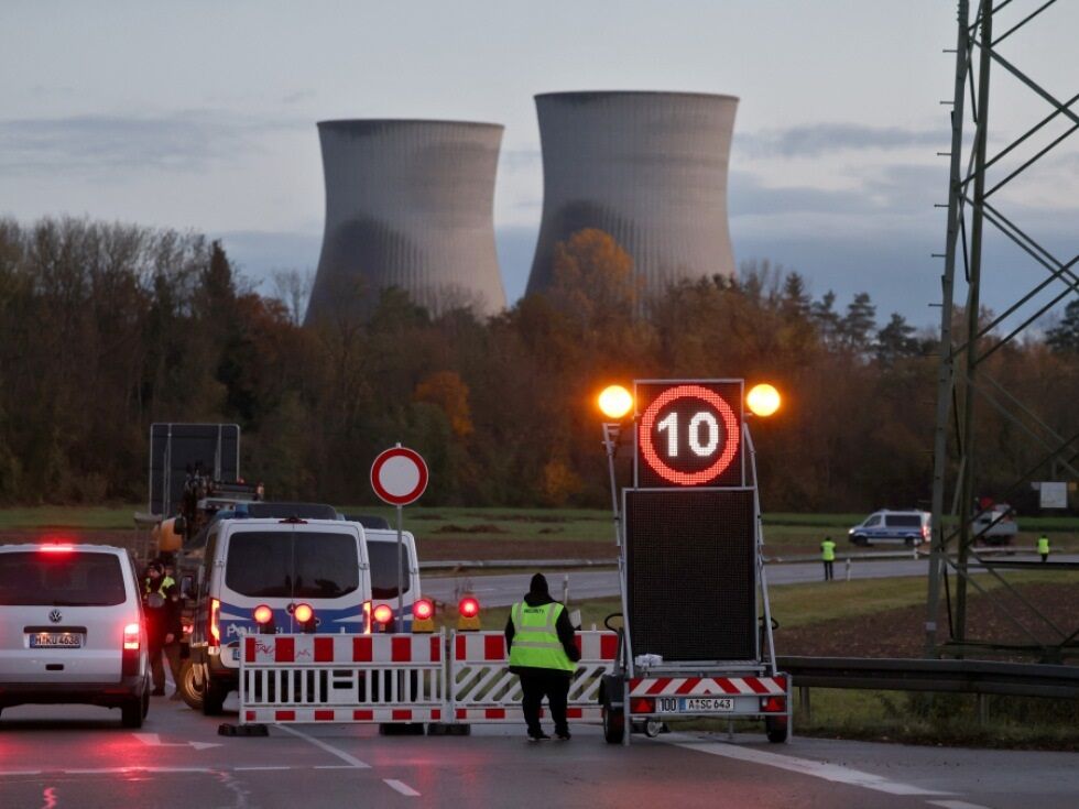 Kühltürme von deutschem AKW Gundremmingen gesprengt