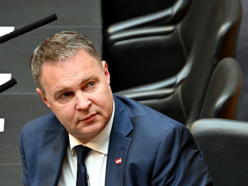 Ministerstvo odpravilo krčenje štipendij za literaturo po protestih