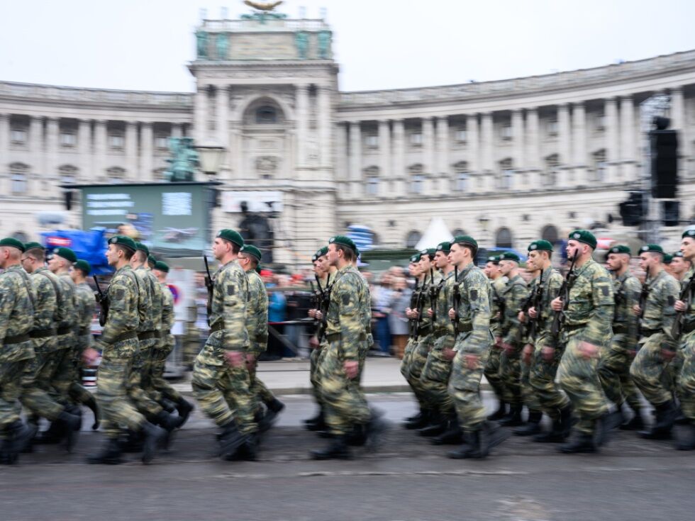 Avstrijsko ustavno sodišče preverja obvezno kratko pričesko za moške v vojski