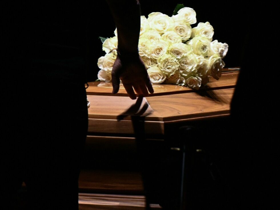 Lange Schlangen in Mailand vor Armanis Sarg