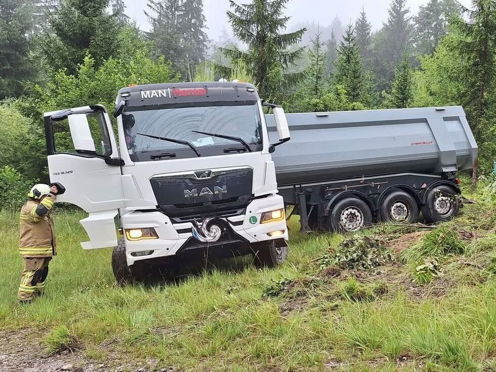 Lkw landete in Thalgau im Straßengraben − Feuerwehr rückt zur Bergung aus