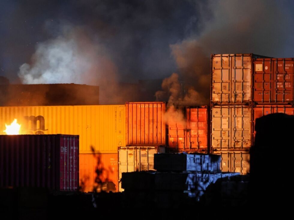 Löscharbeiten dauern bei Großfeuer im Hamburger Hafen an