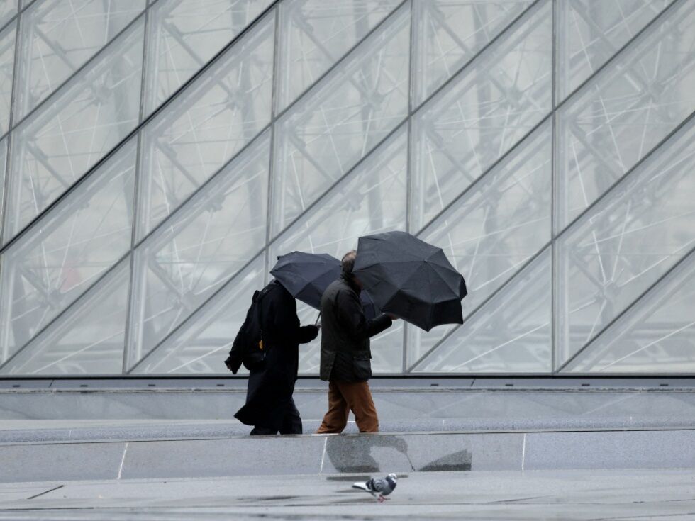 Pariški roparji v Louvru se mučili z vitrino s kronjuvelji