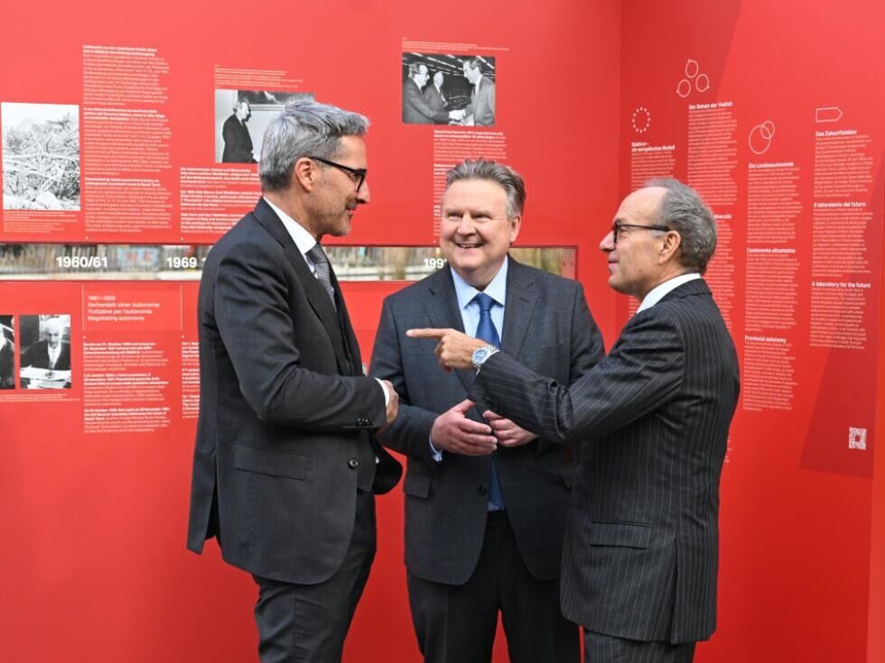 Ludwig und Kompatscher enthüllten Autonomie-Stele in Wien