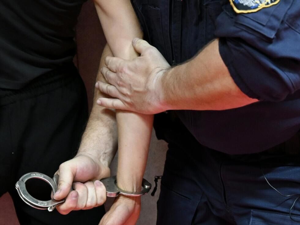 Moški v St. Peter-Freiensteinu s puščico in lokom ogrožal goste lokala