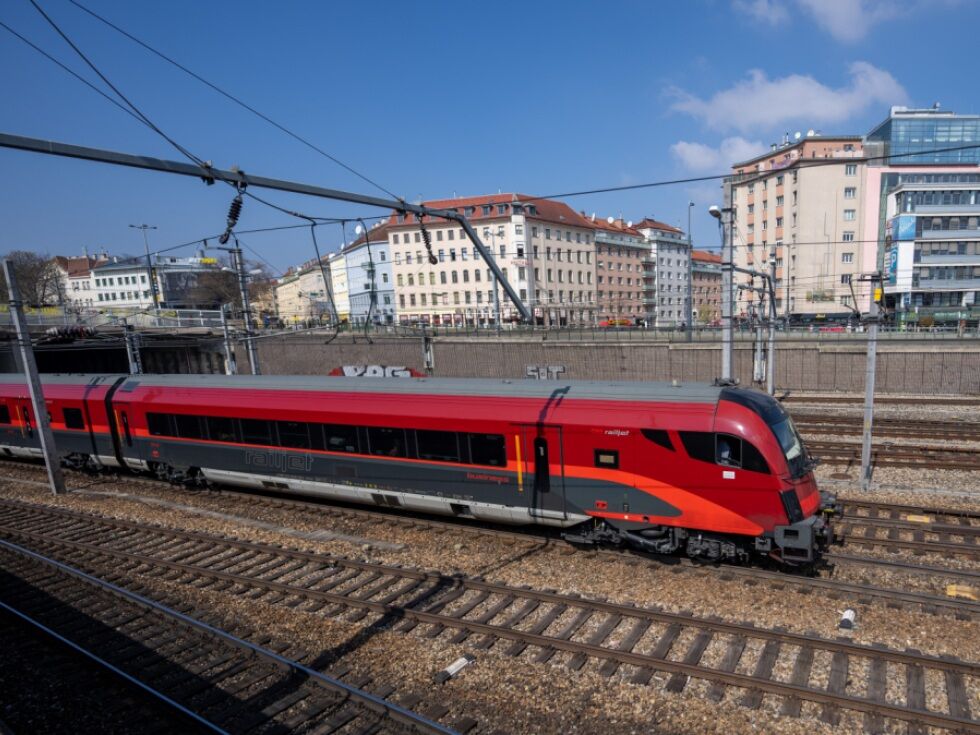 Mann sprang in St. Pölten auf fahrenden Railjet auf