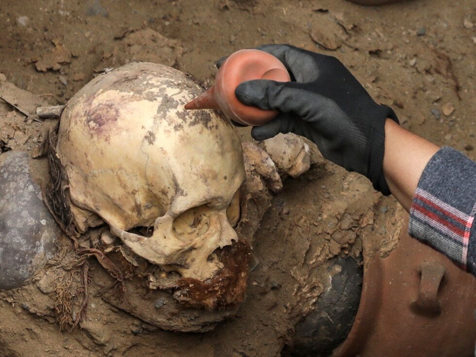 V Limi odkrili več kot 1000 let staro grobnico