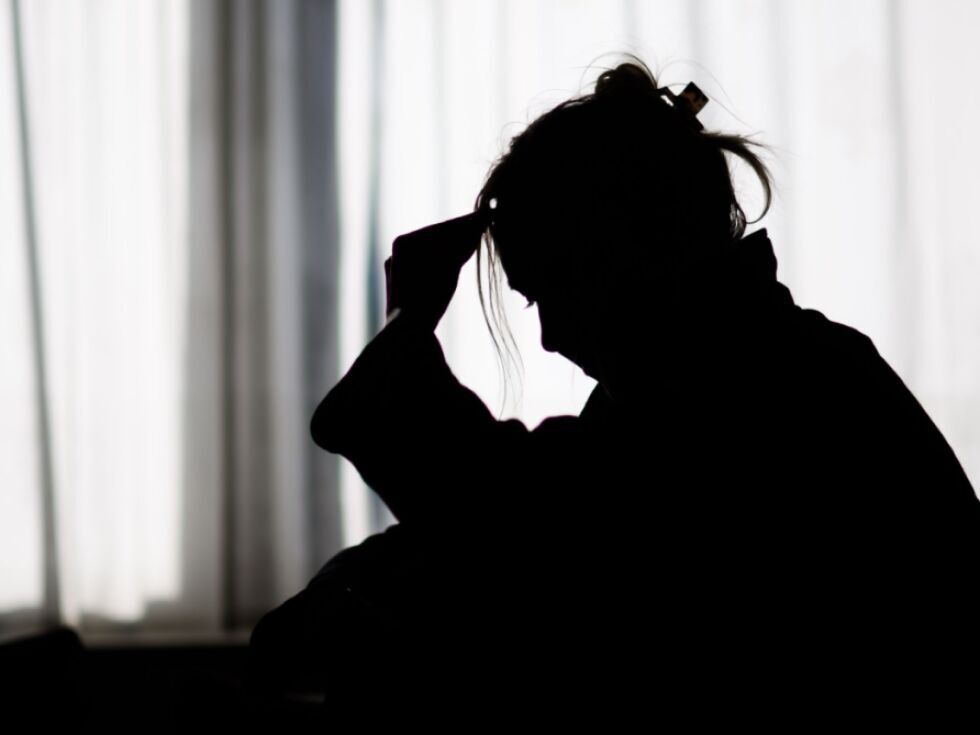 Osamljenost prizadene več kot polovico ljudi kljub globalni povezanosti