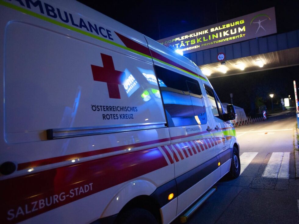 V Michaelbeuernu sta bili v nesreči z voznikom pod vplivom alkohola poškodovani dve dekleti na mopedu