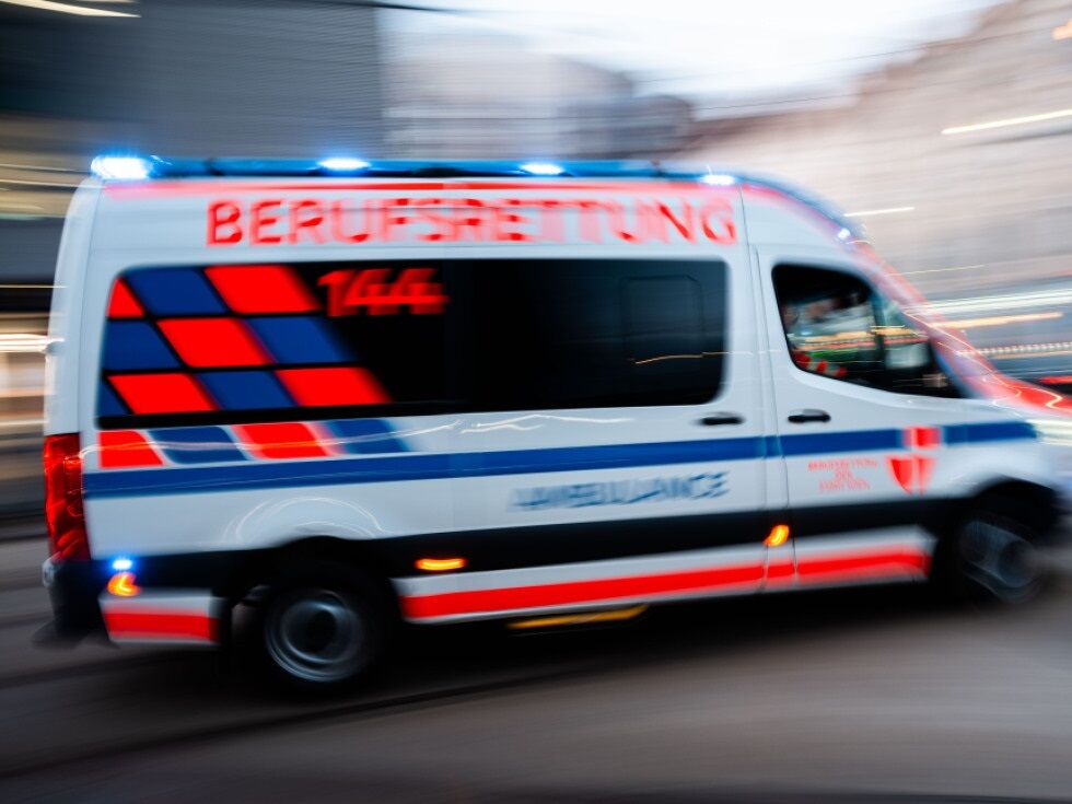 Motorradfahrer bei Kollision mit Rettung in Wien verletzt